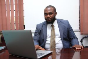 ナースリーのスクラブでぽっちゃり体型をカバーする方法は？