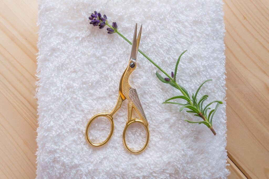 ナースリーのはさみで落下防止に最適なアイテムは？