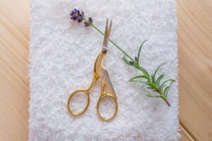 ナースリーのはさみで落下防止に最適なアイテムは？